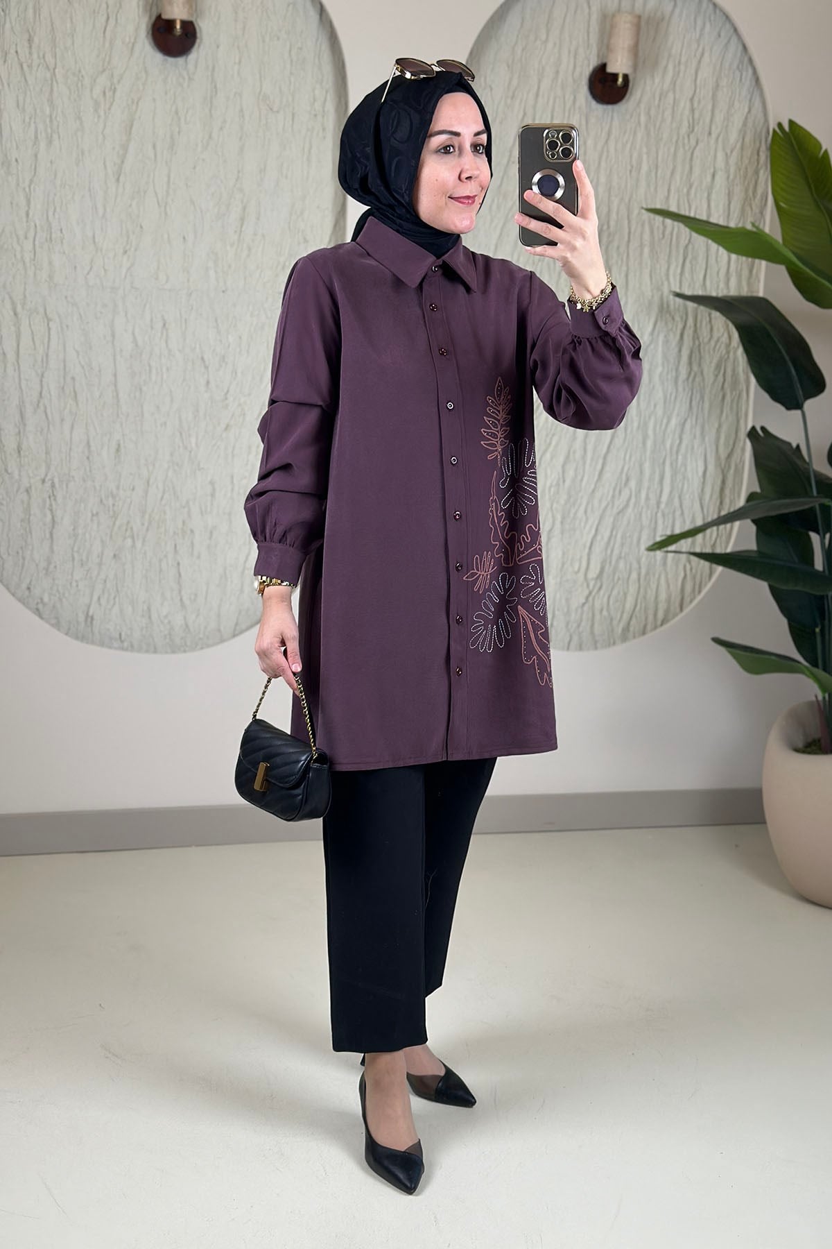 Tesettür Tunik ModelleriModal Tensel Önü Düğmeli Nakış ve Taş Detaylı Kadın Tunik Mürdüm KADO 268358