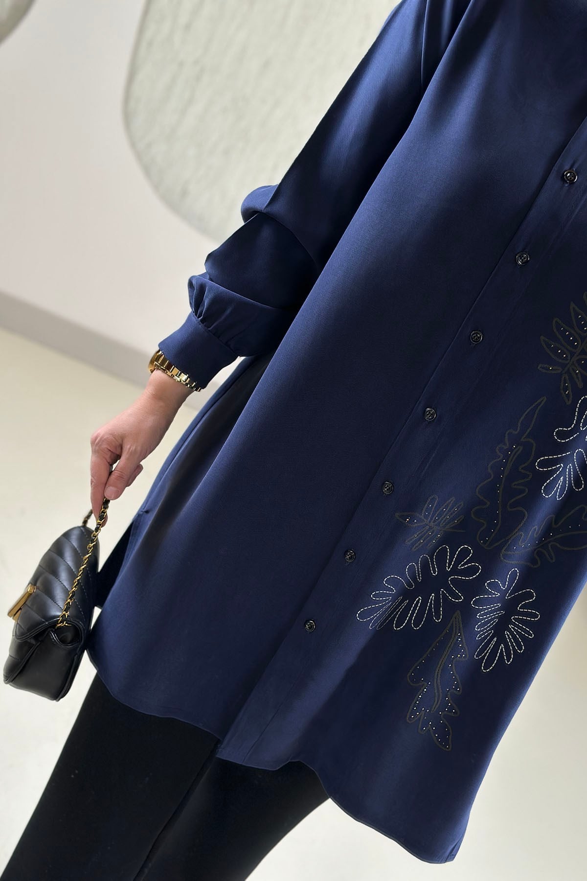 Tesettür Tunik ModelleriModal Tensel Önü Düğmeli Nakış ve Taş Detaylı Kadın Tunik Lacivert KADO 268358