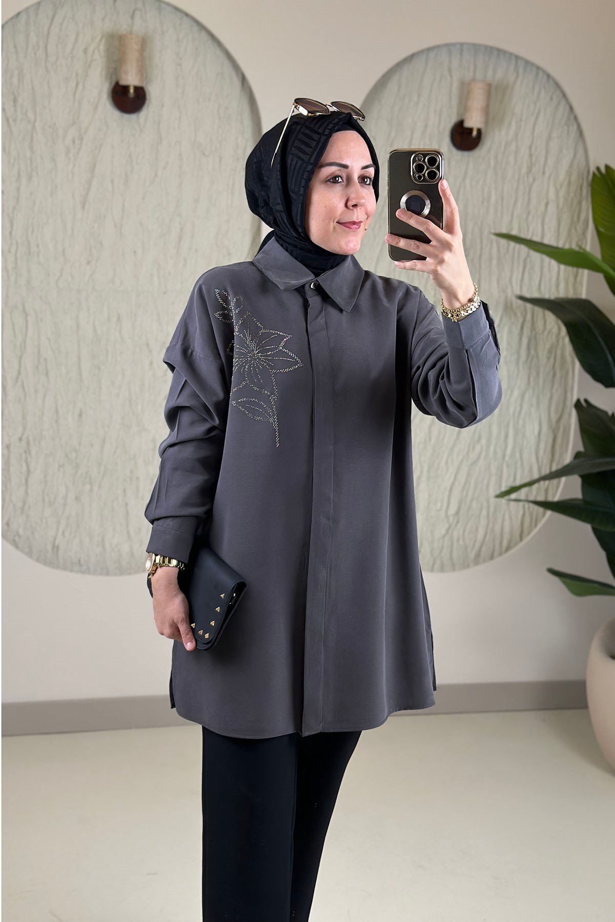 Tesettür Tunik ModelleriModal Tensel Önü Düğmeli Taş Detaylı Kadın Tunik Gri KADO 268200