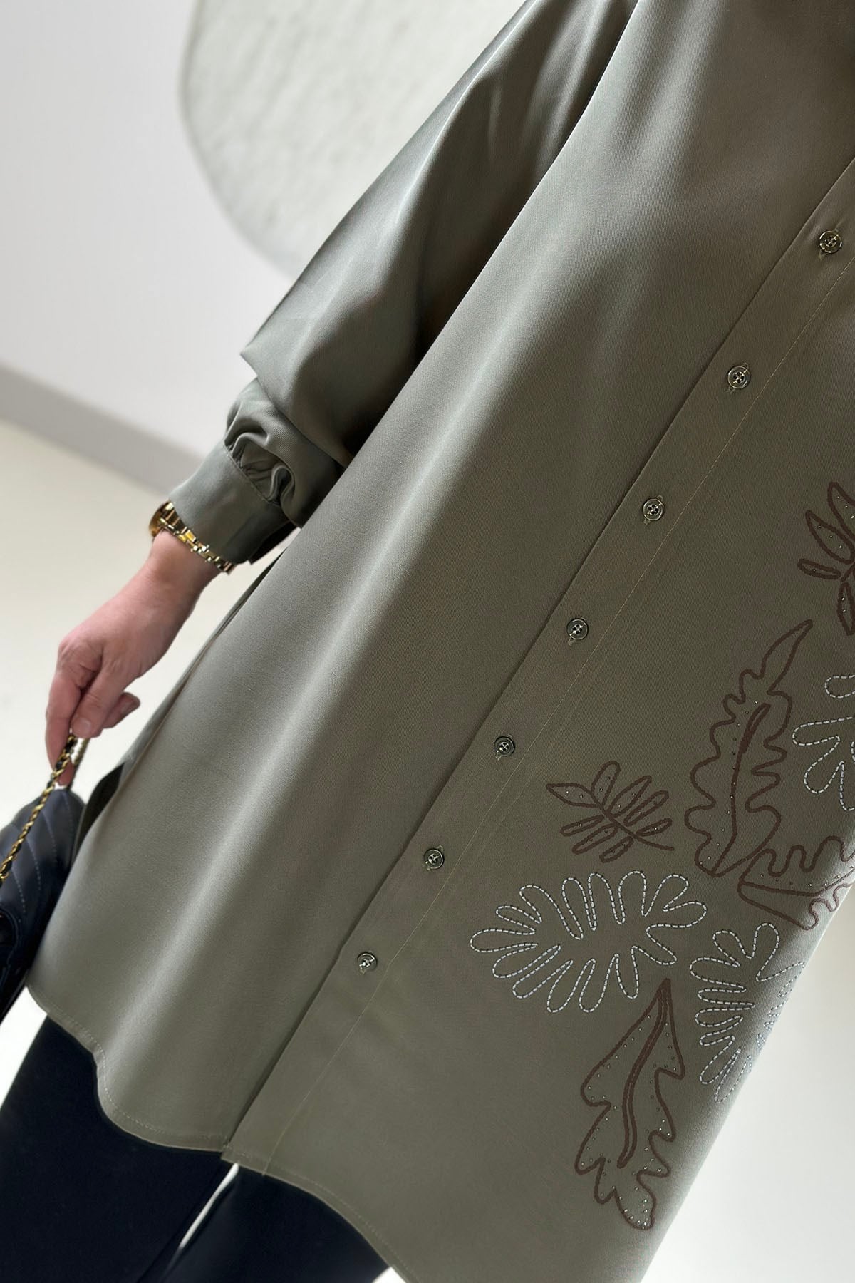 Tesettür Tunik ModelleriModal Tensel Önü Düğmeli Nakış ve Taş Detaylı Kadın Tunik Yeşil KADO 268358