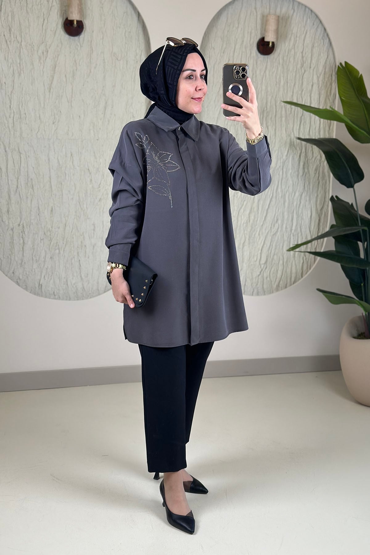 Tesettür Tunik ModelleriModal Tensel Önü Düğmeli Taş Detaylı Kadın Tunik Gri KADO 268200
