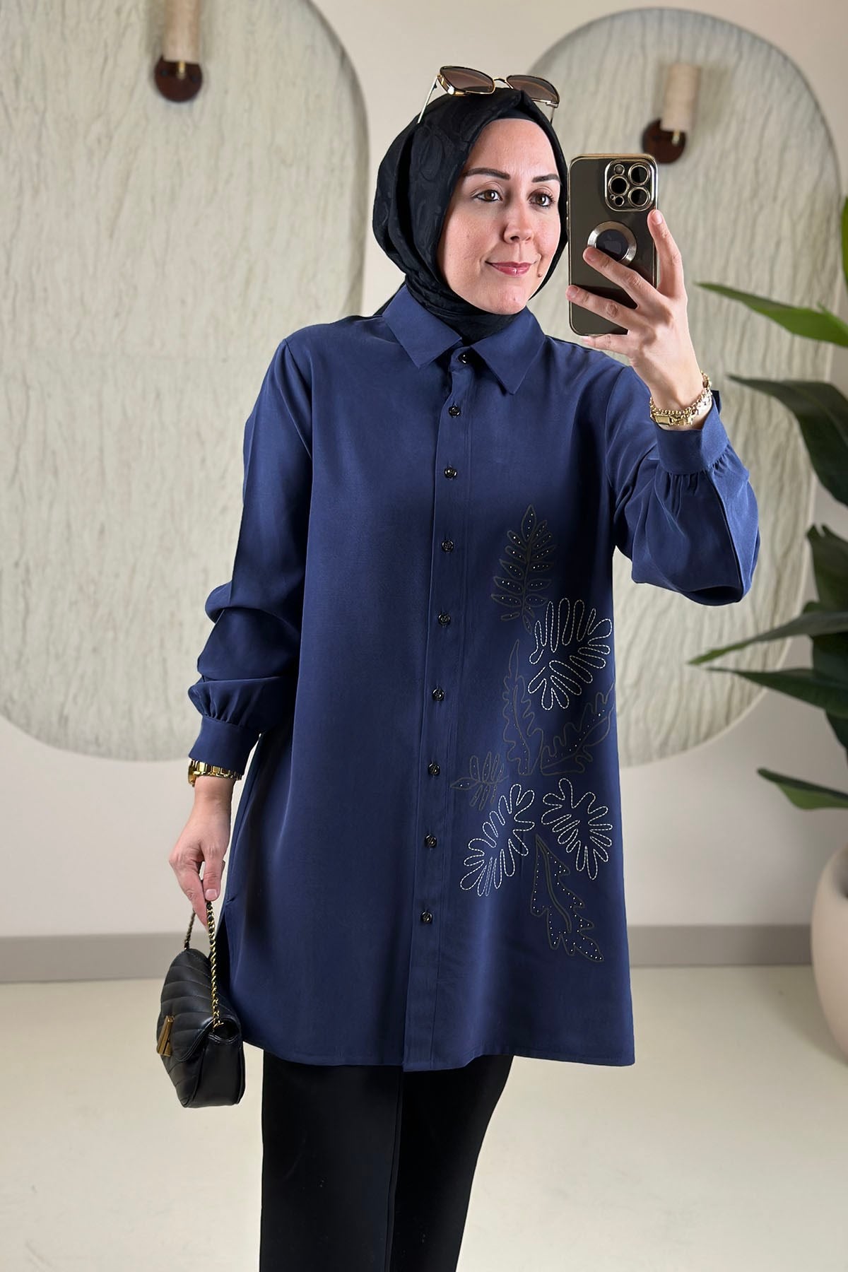 Tesettür Tunik ModelleriModal Tensel Önü Düğmeli Nakış ve Taş Detaylı Kadın Tunik Lacivert KADO 268358