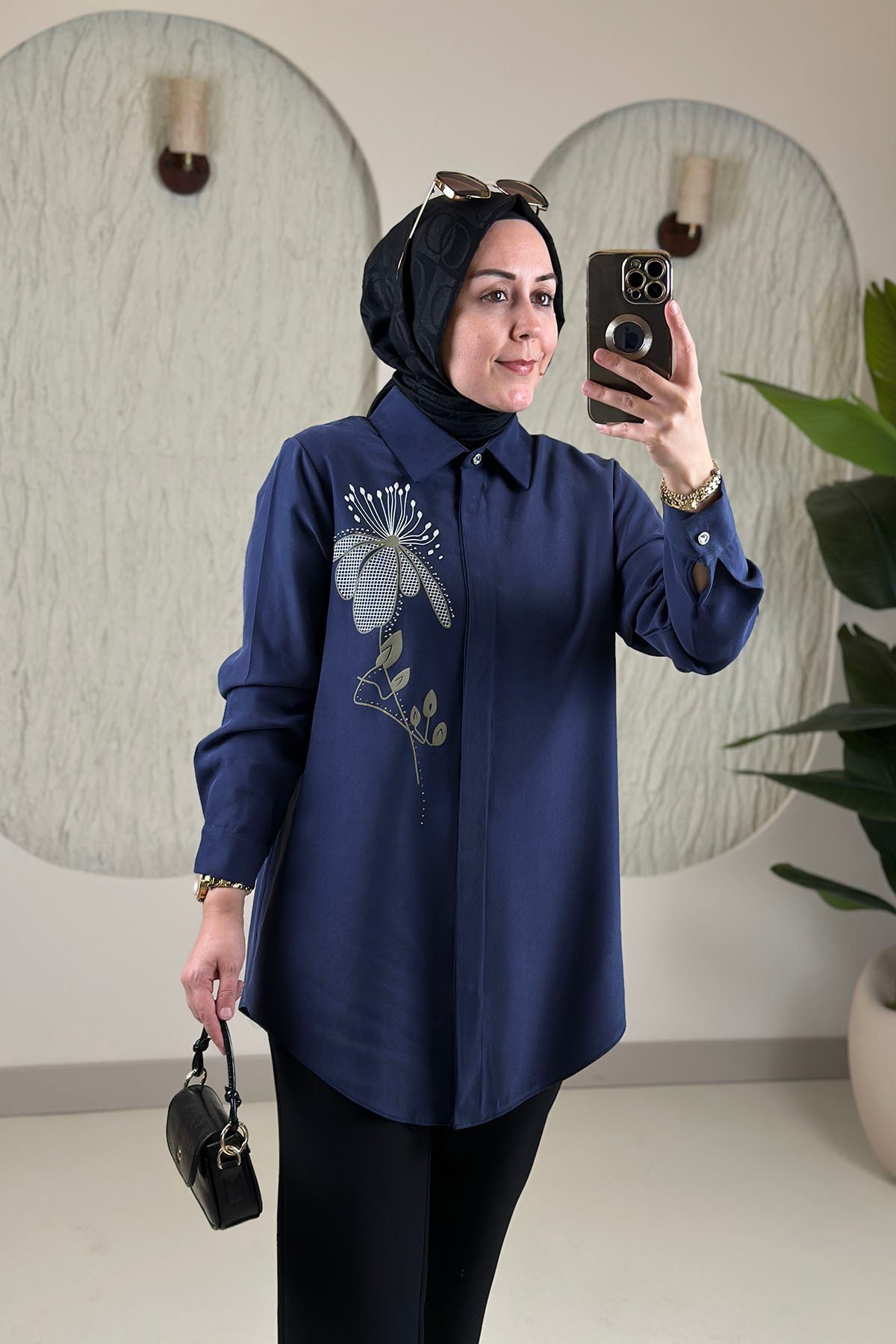 Tesettür Tunik ModelleriModal Tensel Önü Düğmeli Baskı Detaylı Kadın Tunik Lacivert KADO 268352