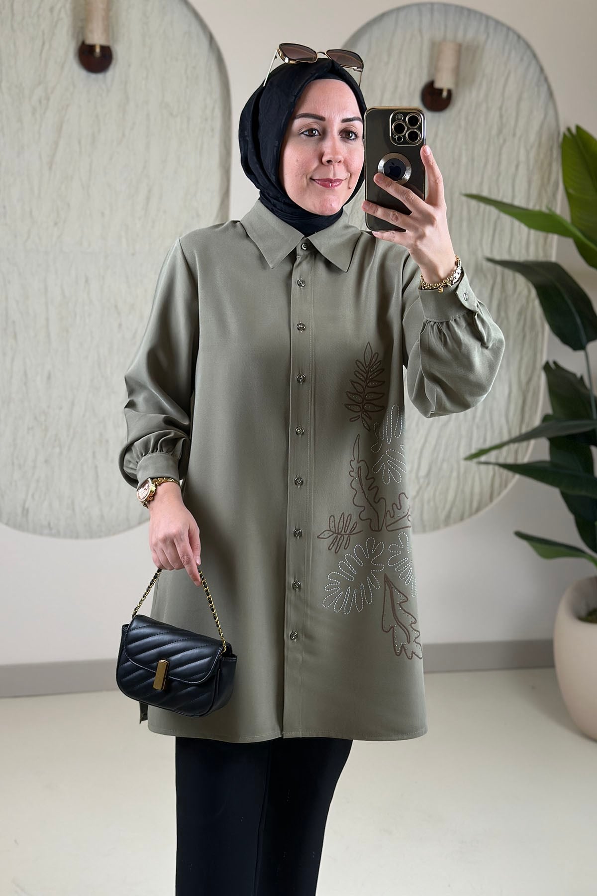 Tesettür Tunik ModelleriModal Tensel Önü Düğmeli Nakış ve Taş Detaylı Kadın Tunik Yeşil KADO 268358