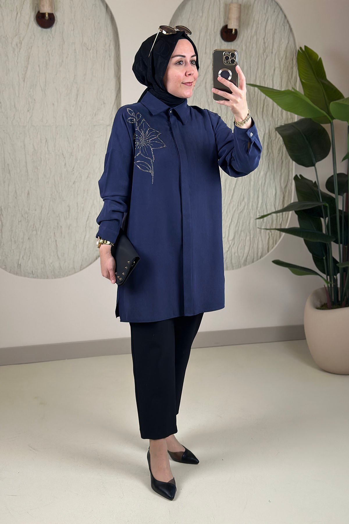 Tesettür Tunik ModelleriModal Tensel Önü Düğmeli Taş Detaylı Kadın Tunik Lacivert KADO 268200