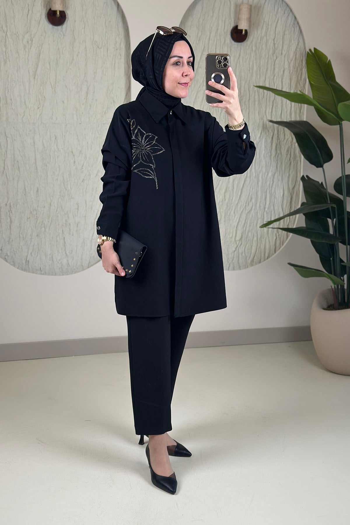 Tesettür Tunik ModelleriModal Tensel Önü Düğmeli Taş Detaylı Kadın Tunik Siyah KADO 268200