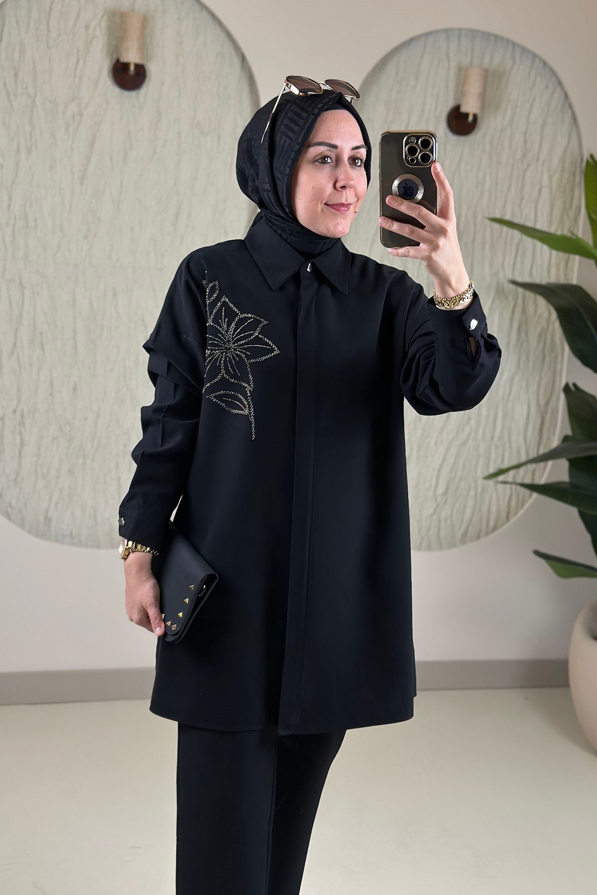 Tesettür Tunik ModelleriModal Tensel Önü Düğmeli Taş Detaylı Kadın Tunik Siyah KADO 268200