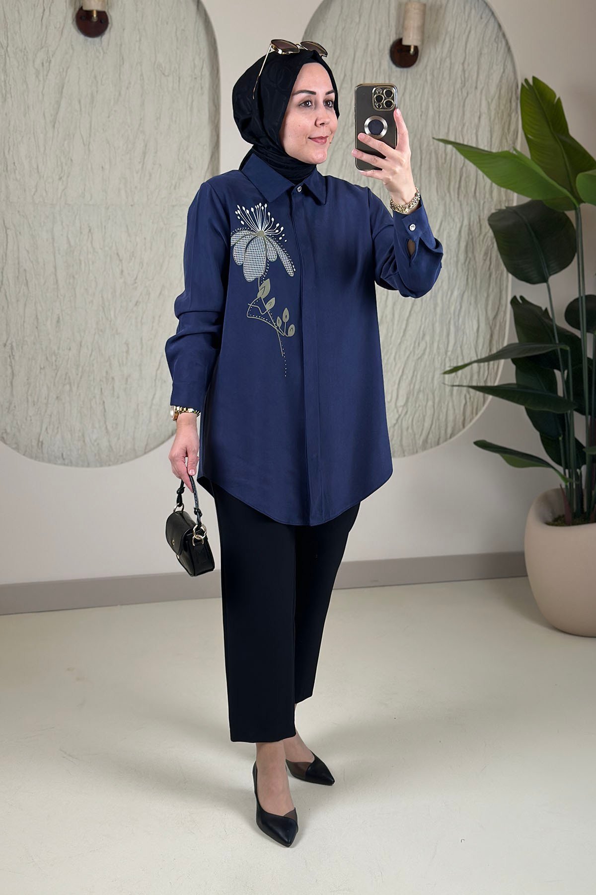 Tesettür Tunik ModelleriModal Tensel Önü Düğmeli Baskı Detaylı Kadın Tunik Lacivert KADO 268352