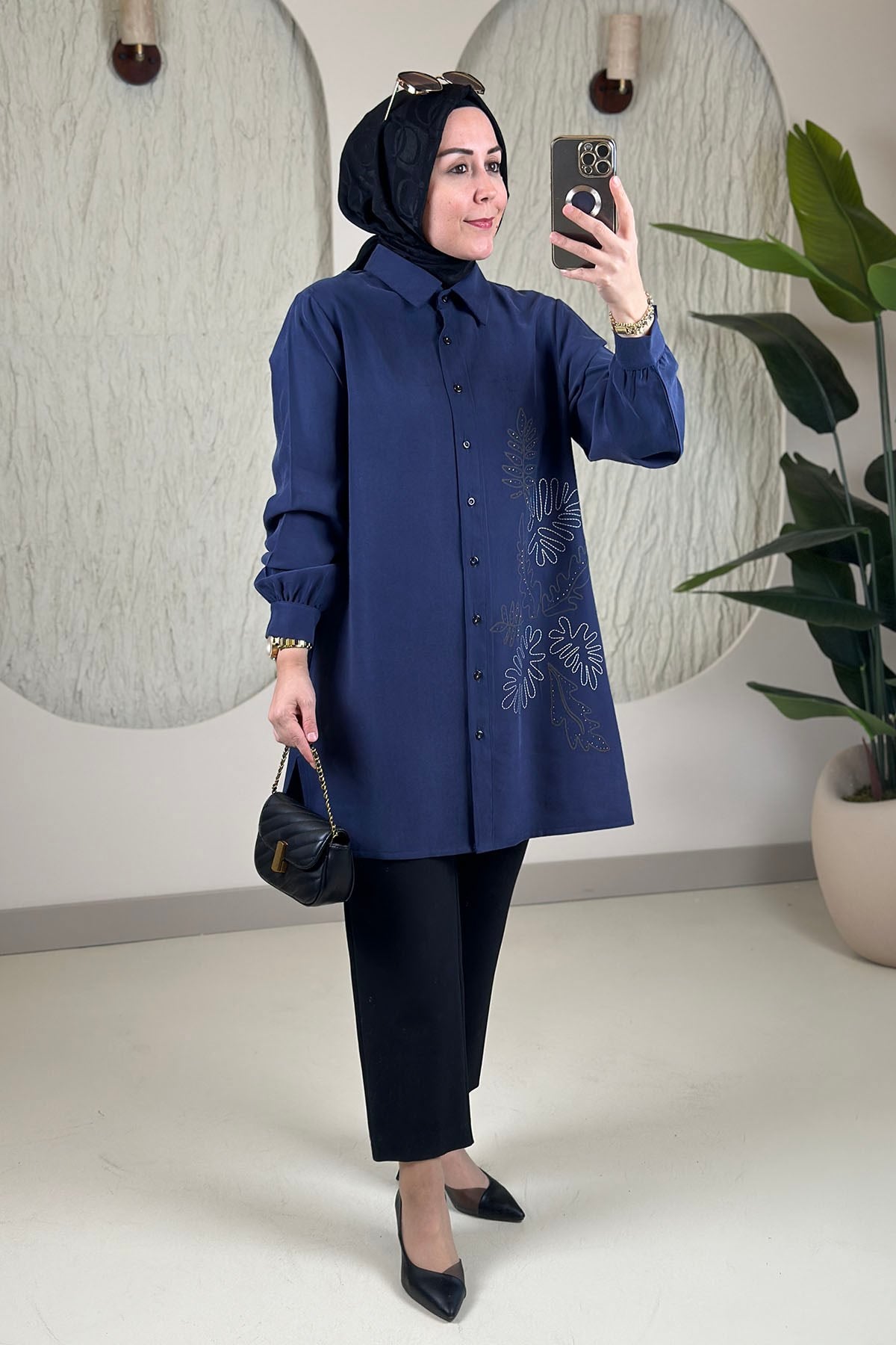 Tesettür Tunik ModelleriModal Tensel Önü Düğmeli Nakış ve Taş Detaylı Kadın Tunik Lacivert KADO 268358