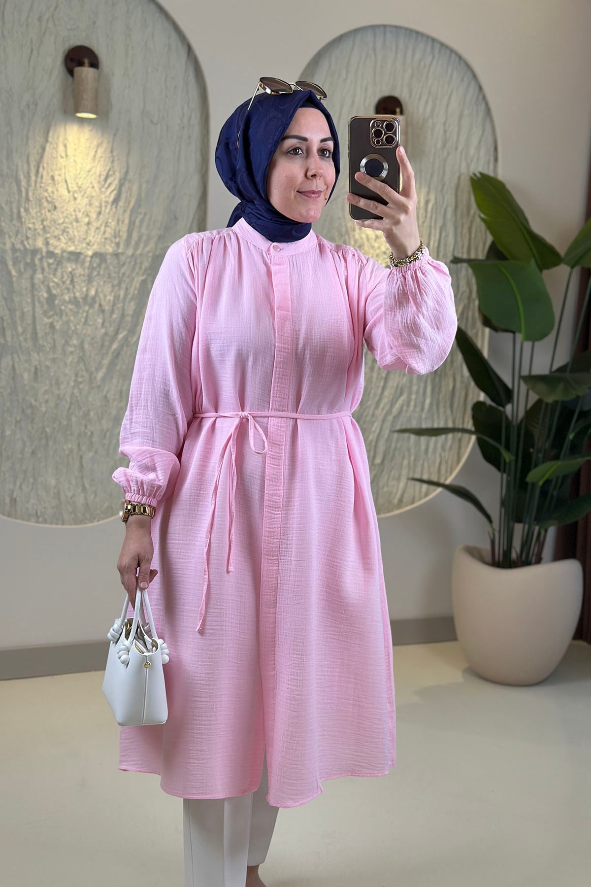 Tesettür Tunik ModelleriOmuzları Büzgülü Önü Gizli Düğmeli Müslin Kadın Tunik Pembe EYL 1951