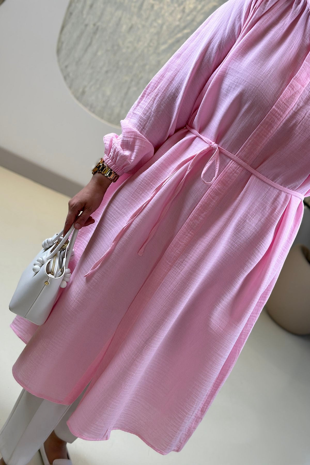 Tesettür Tunik ModelleriOmuzları Büzgülü Önü Gizli Düğmeli Müslin Kadın Tunik Pembe EYL 1951