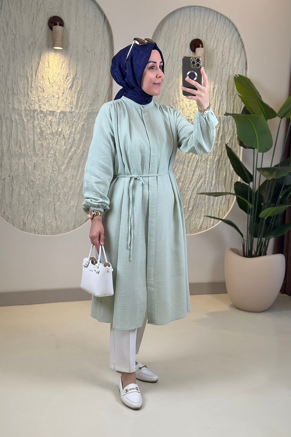 Tesettür Tunik ModelleriOmuzları Büzgülü Önü Gizli Düğmeli Müslin Kadın Tunik Yeşil EYL 1951