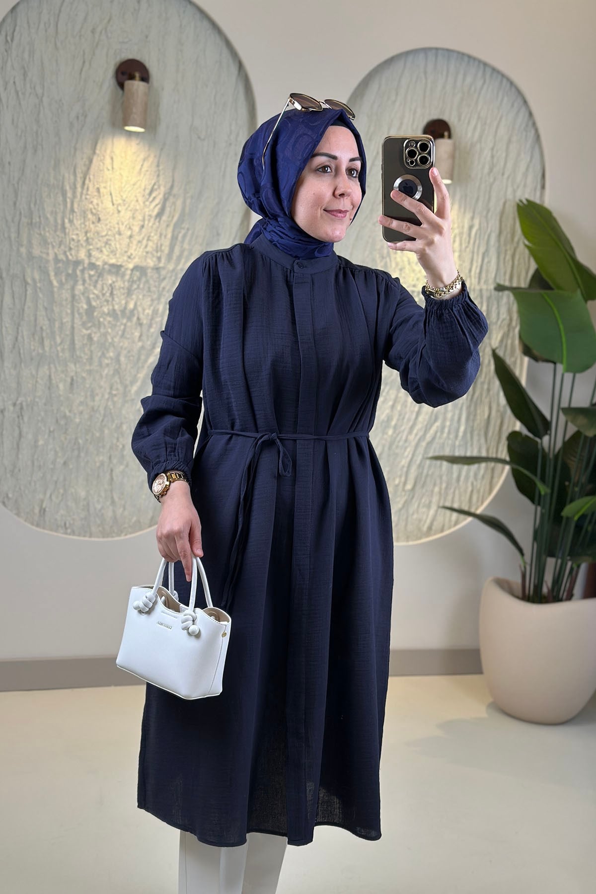 Tesettür Tunik ModelleriOmuzları Büzgülü Önü Gizli Düğmeli Müslin Kadın Tunik Lacivert EYL 1951