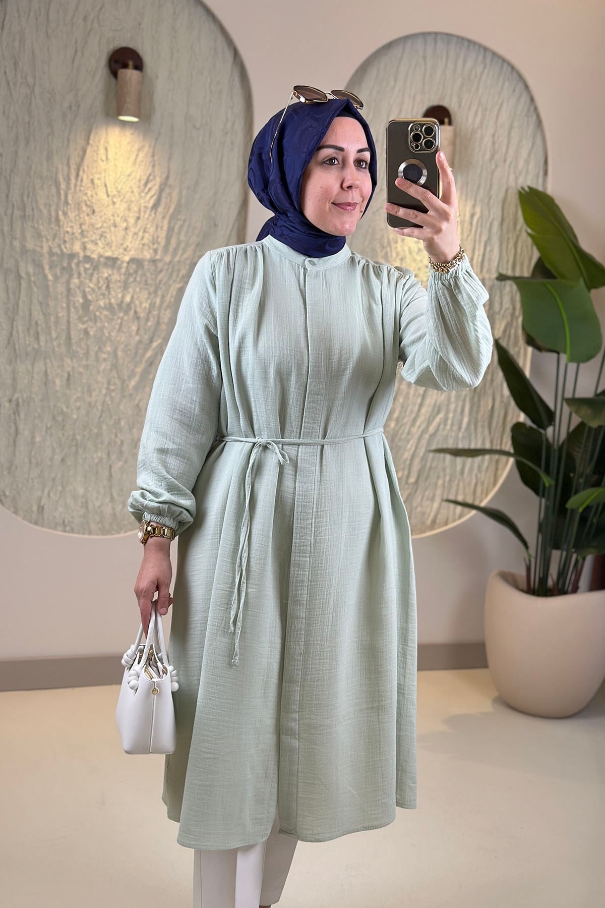 Tesettür Tunik ModelleriOmuzları Büzgülü Önü Gizli Düğmeli Müslin Kadın Tunik Yeşil EYL 1951