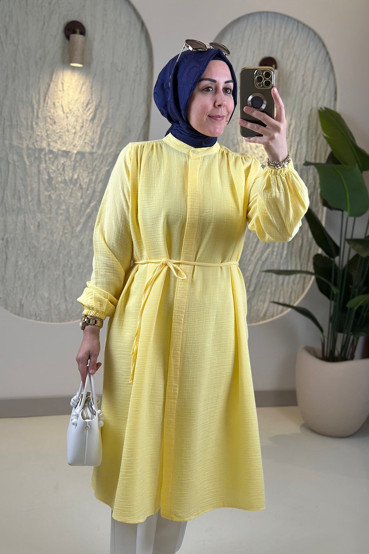 Tesettür Tunik ModelleriOmuzları Büzgülü Önü Gizli Düğmeli Müslin Kadın Tunik Sarı EYL 1951
