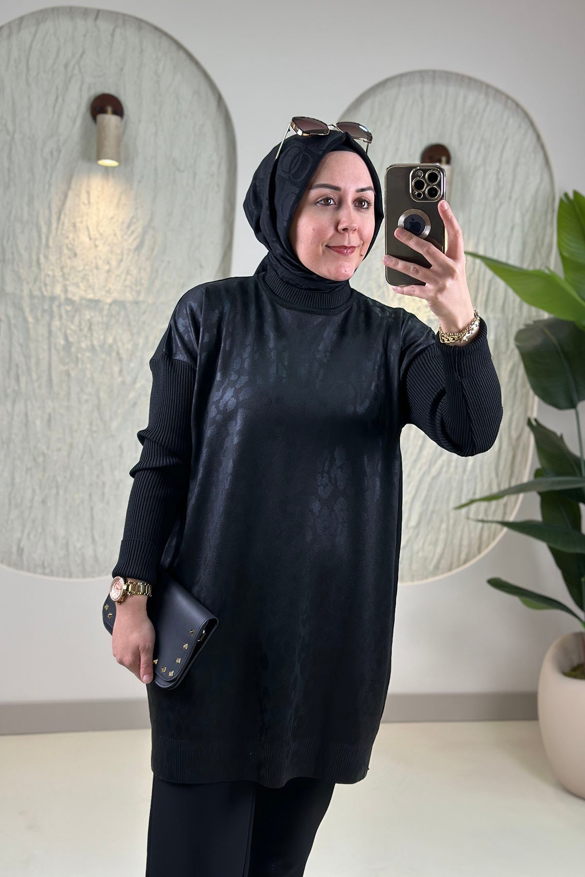 Tesettür Tunik ModelleriÖnü Baskı Desenli Düşük Omuz Kadın Triko Tunik Siyah BLG 15063