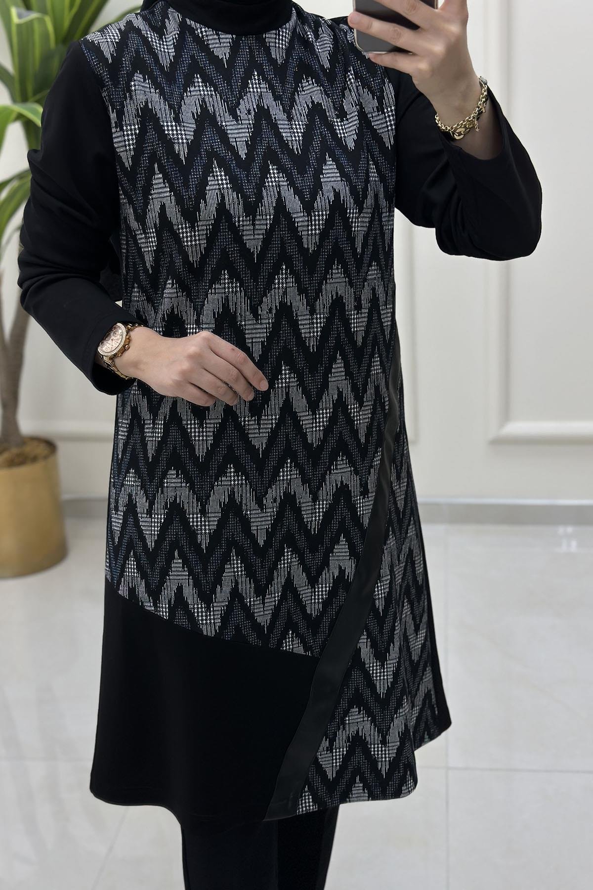 Tesettür Tunik ModelleriÖnü Desenli Hakim Yaka Kadın Tunik Mavi OZN 1136