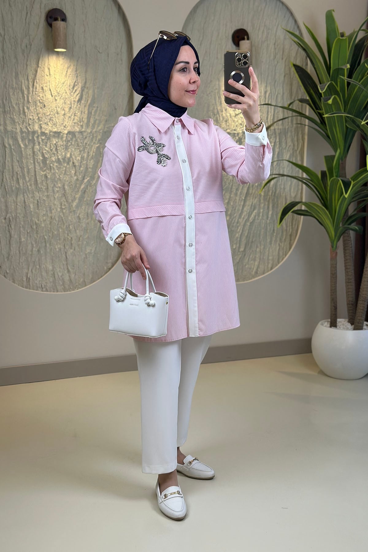 Tesettür Tunik ModelleriÖnü Düğmeli Çizgili Taş Detaylı Poplin Kadın Gömlek Tunik Mavi MLH 2767