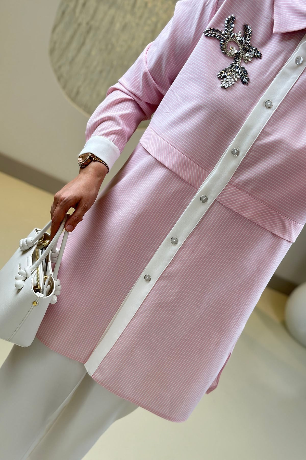 Tesettür Tunik ModelleriÖnü Düğmeli Çizgili Taş Detaylı Poplin Kadın Gömlek Tunik Mavi MLH 2767