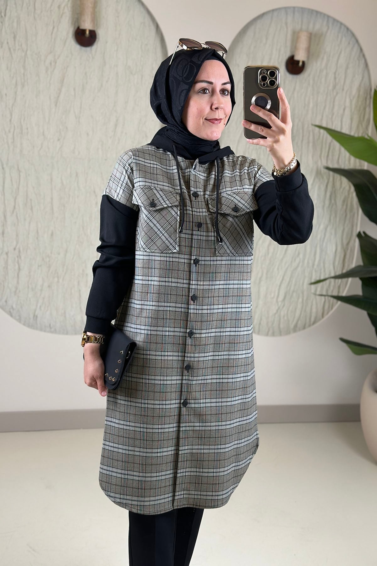 Tesettür Tunik ModelleriÖnü Düğmeli Desenli Düşük Omuz Kadın Tunik Siyah/Yeşil ALS 4679