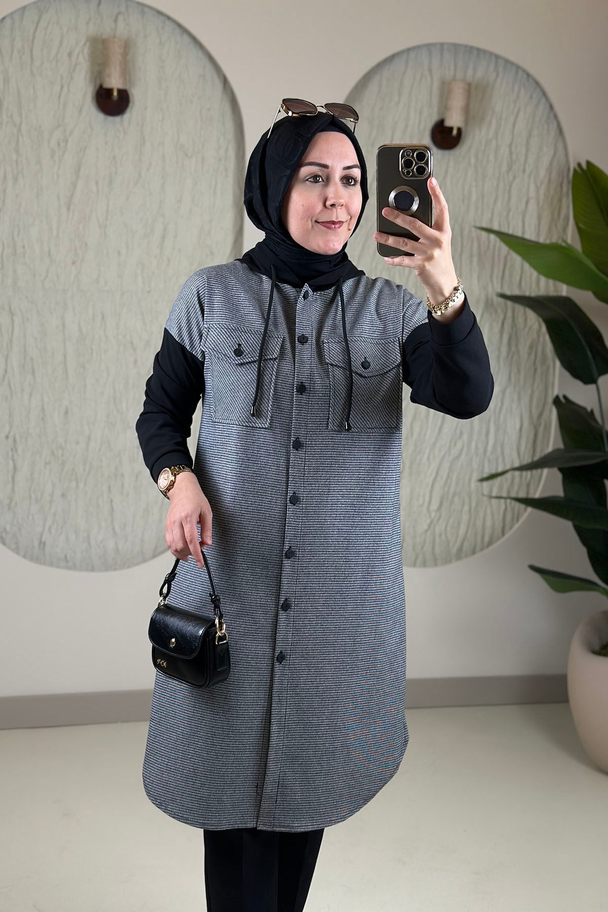 Tesettür Tunik ModelleriÖnü Düğmeli Desenli Düşük Omuz Kadın Tunik Siyah/Gri ALS 4679