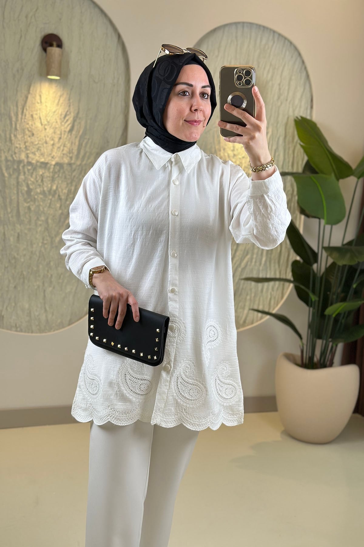 Tesettür Tunik ModelleriÖnü Düğmeli Düşük Omuz Örme Dantel Detaylı Kadın Tunik Beyaz GNR 258