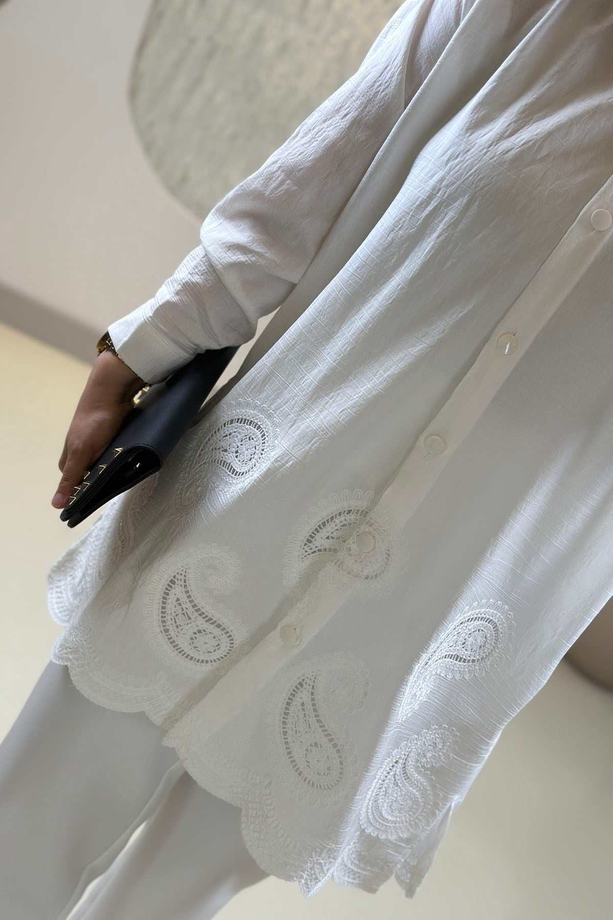 Tesettür Tunik ModelleriÖnü Düğmeli Düşük Omuz Örme Dantel Detaylı Kadın Tunik Beyaz GNR 258