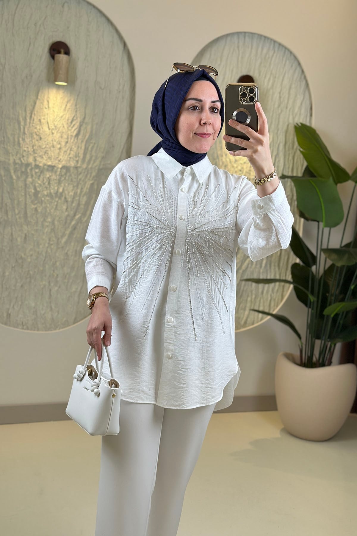 Tesettür Tunik ModelleriÖnü Düğmeli Düşük Omuz Boncuk İşlemeli Kadın Tunik Beyaz GNR 254 