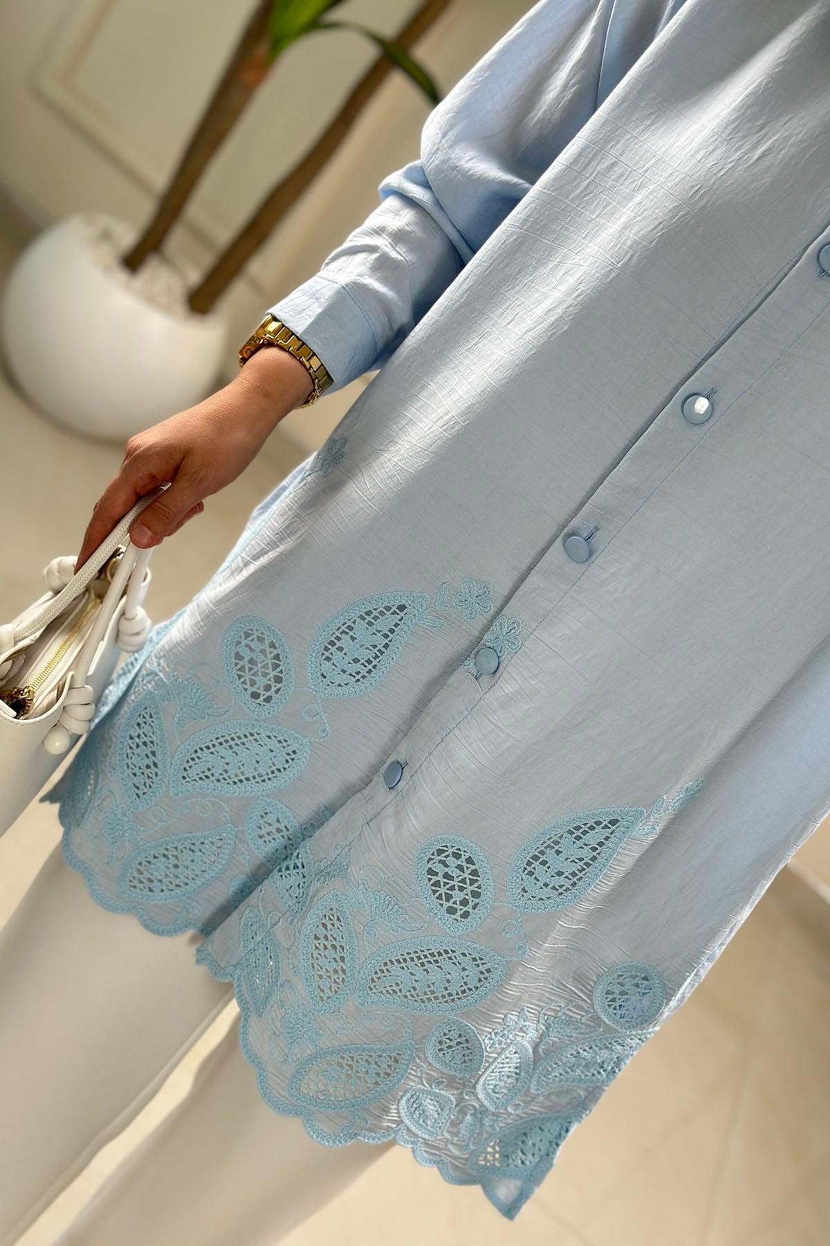 Tesettür Tunik ModelleriÖnü Düğmeli Düşük Omuz Örme Dantel Detaylı Kadın Tunik Bebe Mavisi GNR 253