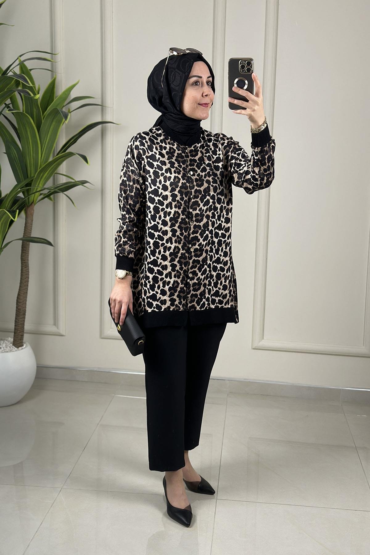 Tesettür Tunik ModelleriÖnü Düğmeli Leopar Desen Ribanalı Kadın Tunik Siyah KADO 257042