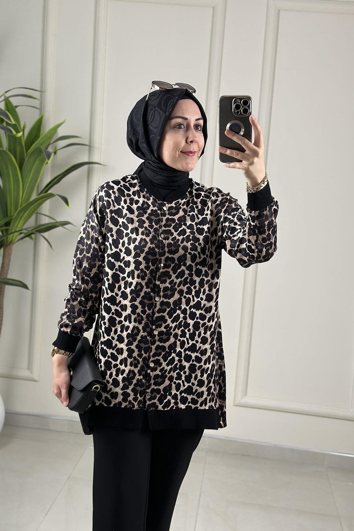 Tesettür Tunik ModelleriÖnü Düğmeli Leopar Desen Ribanalı Kadın Tunik Siyah KADO 257042