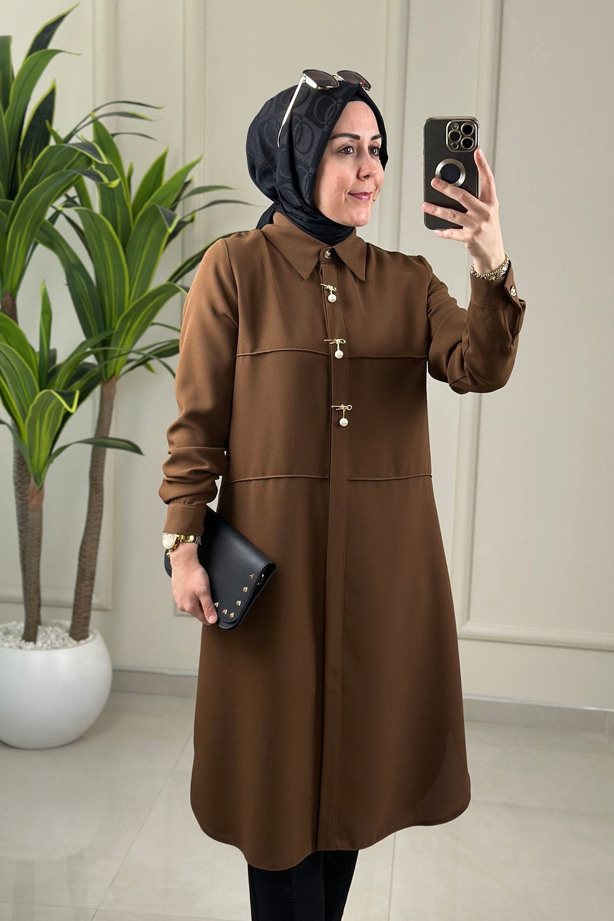 Tesettür Tunik ModelleriÖnü Gizli Düğmeli Broş Detaylı Kadın Tunik Taba MLH 2618