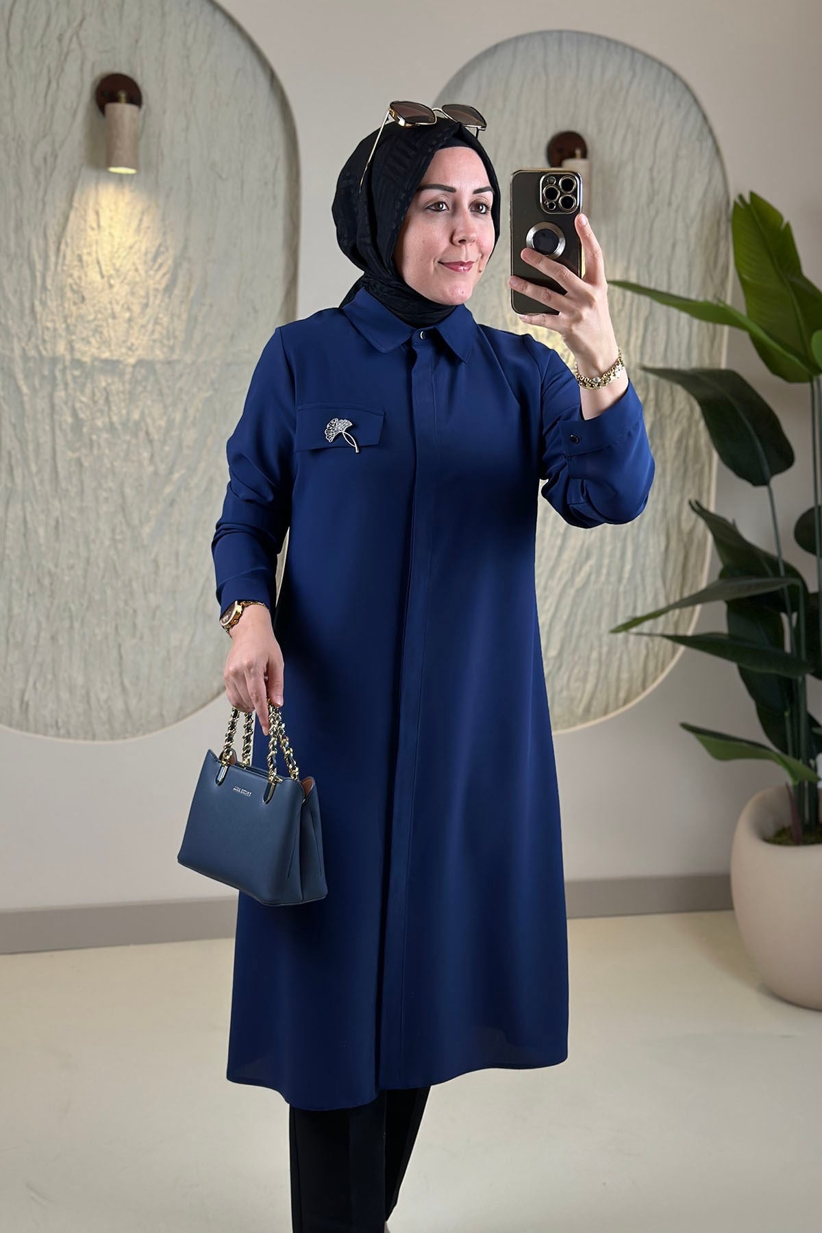 Tesettür Tunik ModelleriÖnü Gizli Düğmeli Kapak Cep Broş Detaylı Kadın Krep Tunik Lacivert QTN 7128