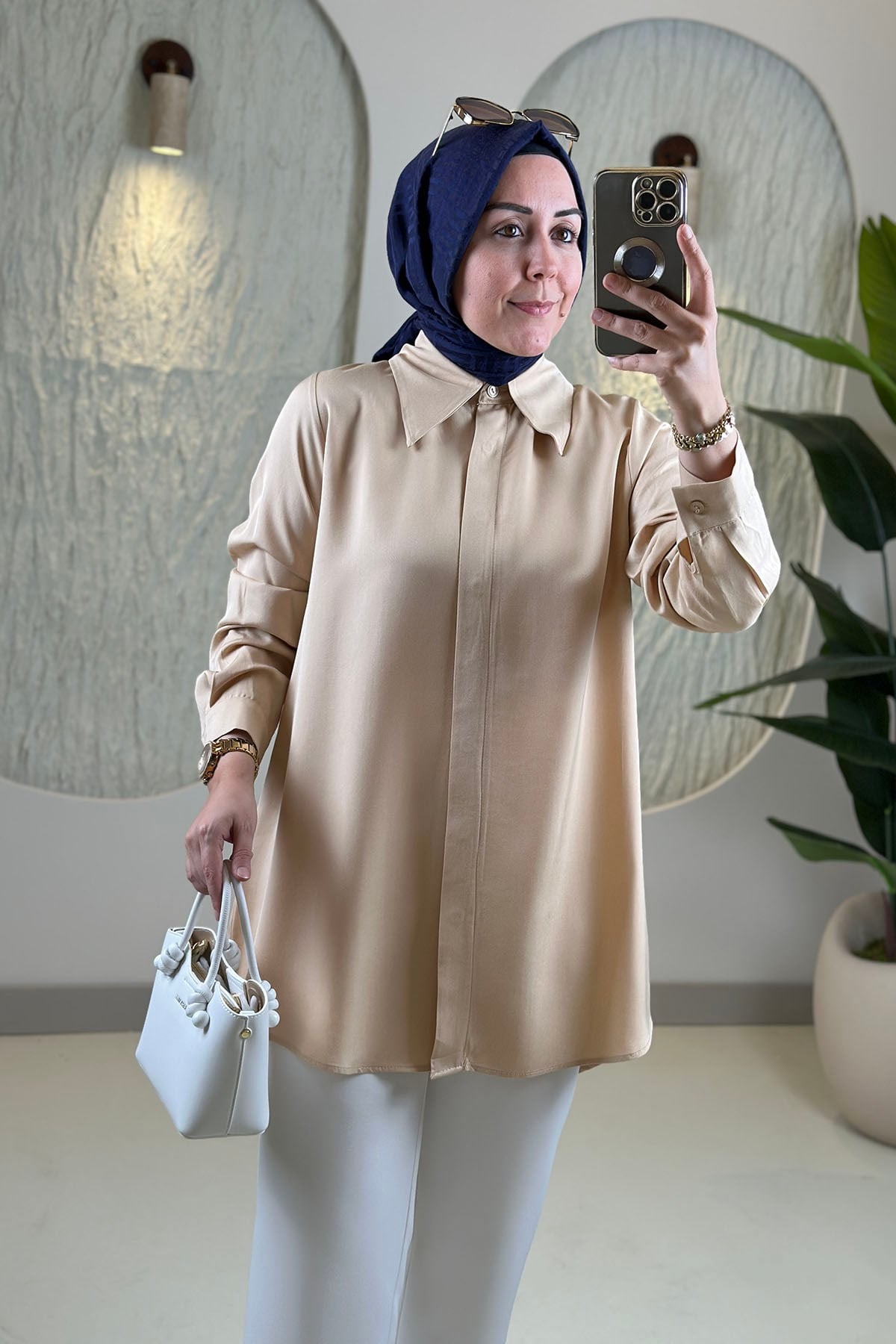 Tesettür Tunik ModelleriÖnü Gizli Düğmeli Büyük Yakalı Tensel Kadın Tunik Bej EYL 2208