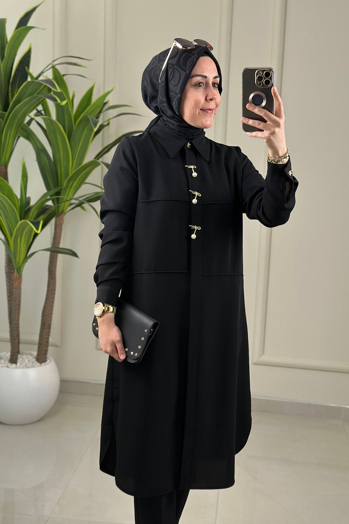 Tesettür Tunik ModelleriÖnü Gizli Düğmeli Broş Detaylı Kadın Tunik Siyah MLH 2618