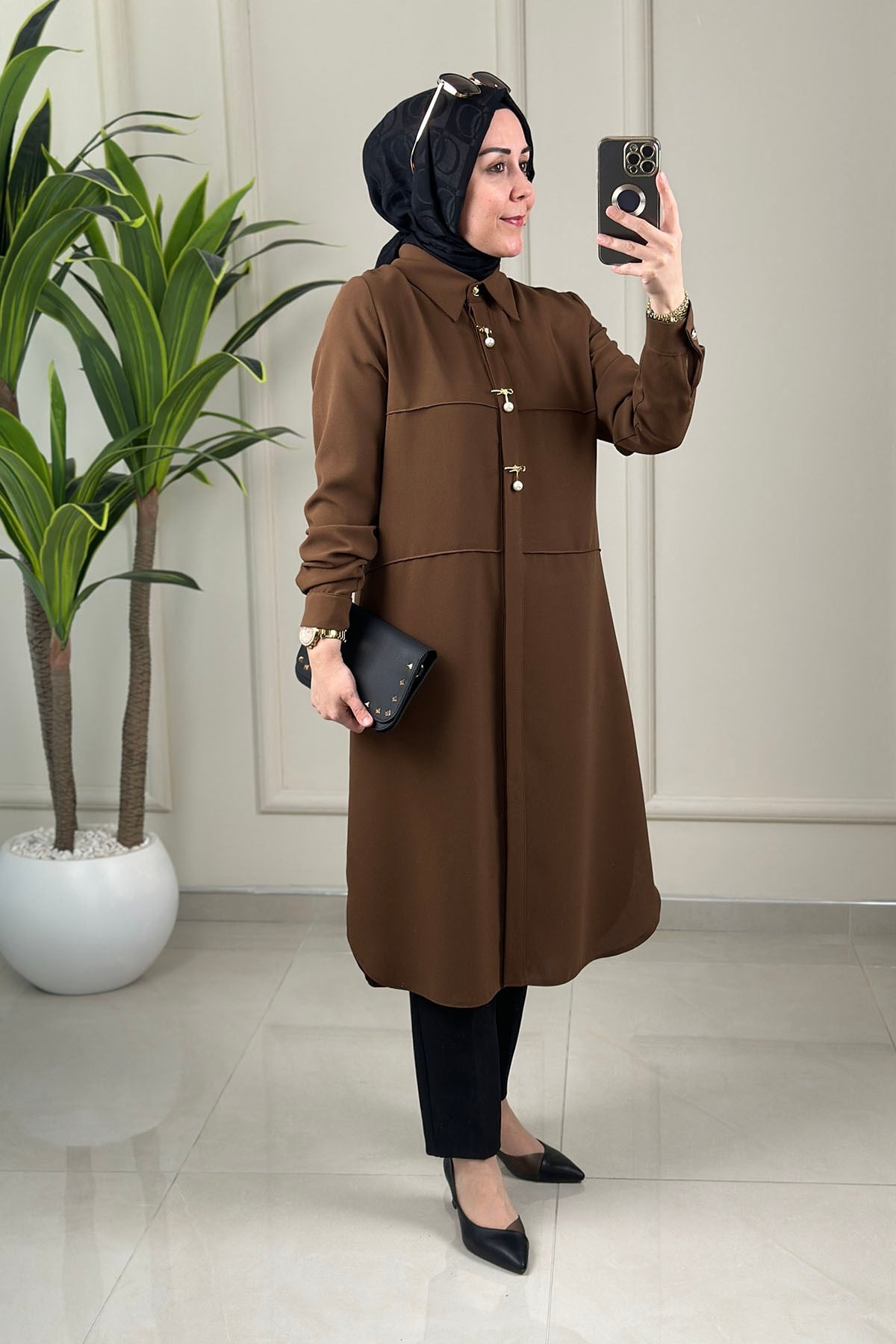 Tesettür Tunik ModelleriÖnü Gizli Düğmeli Broş Detaylı Kadın Tunik Taba MLH 2618