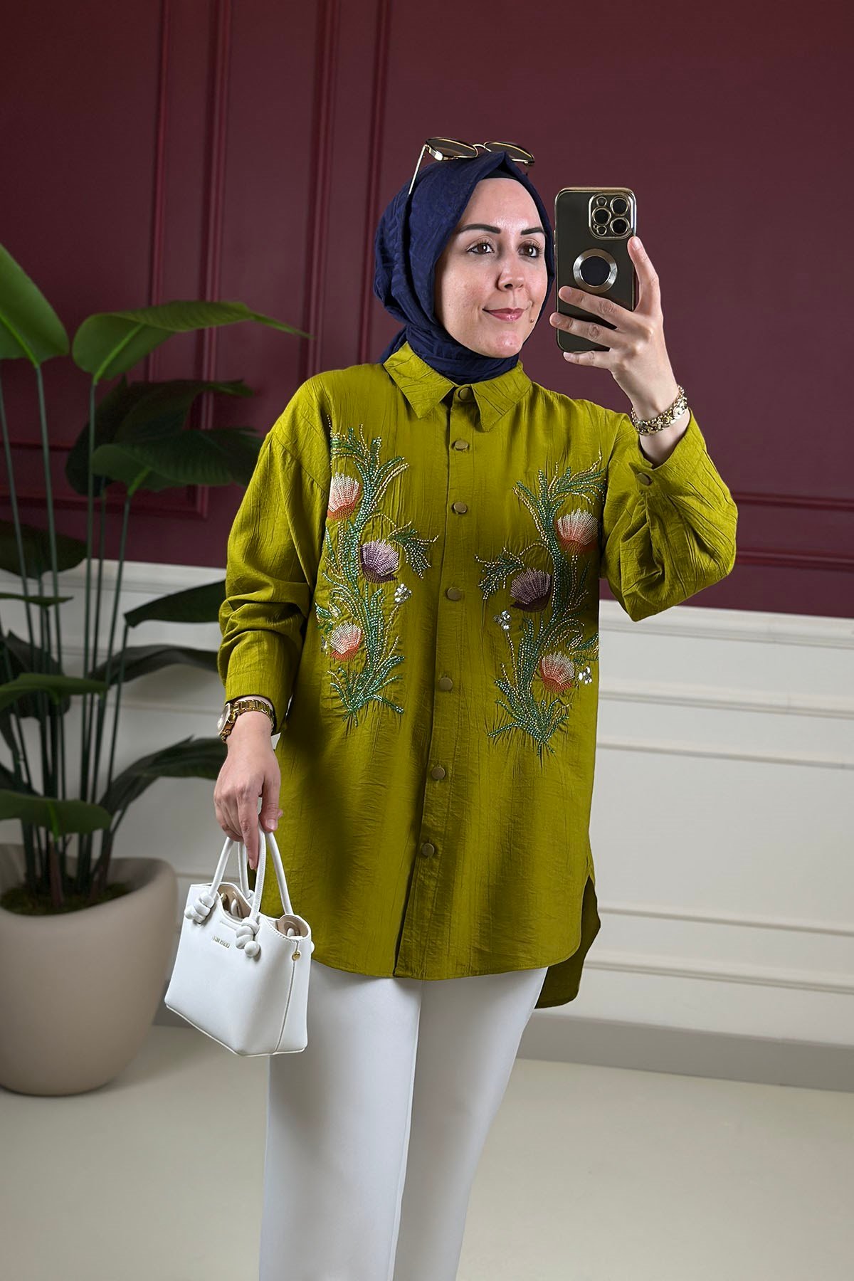 Tesettür Tunik ModelleriÖnü Nakış ve Boncuk İşlemeli Düğmeli Kadın Tunik Yağ Yeşili GNR 257