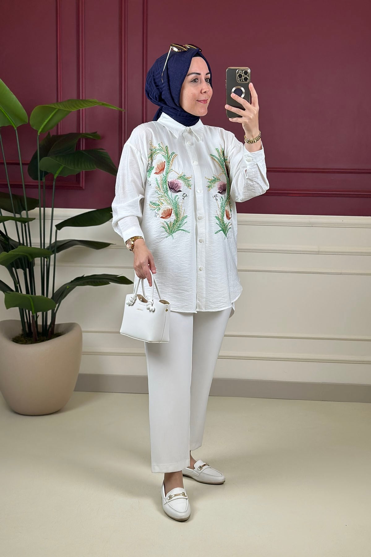 Tesettür Tunik ModelleriÖnü Nakış ve Boncuk İşlemeli Düğmeli Kadın Tunik Beyaz GNR 257