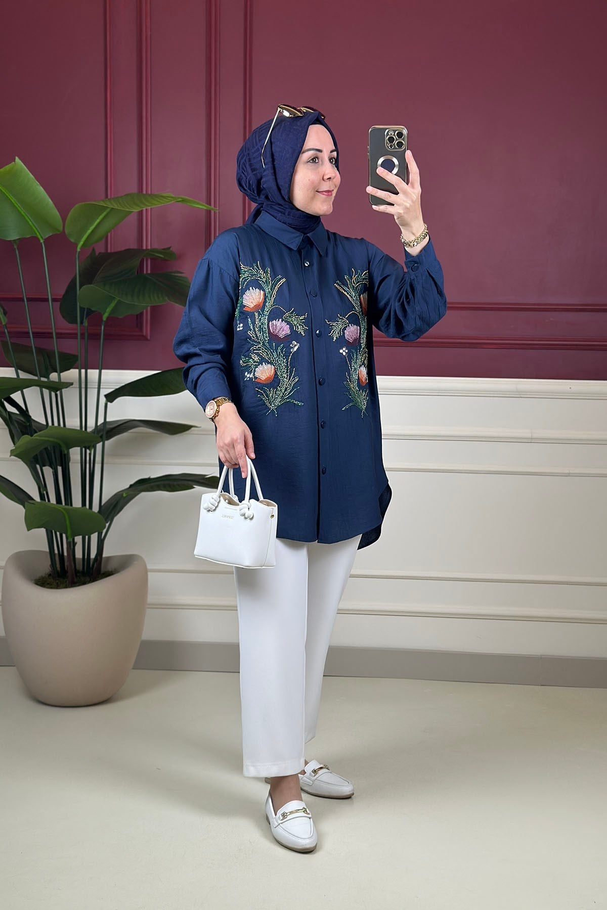 Tesettür Tunik ModelleriÖnü Nakış ve Boncuk İşlemeli Düğmeli Kadın Tunik Lacivert GNR 257