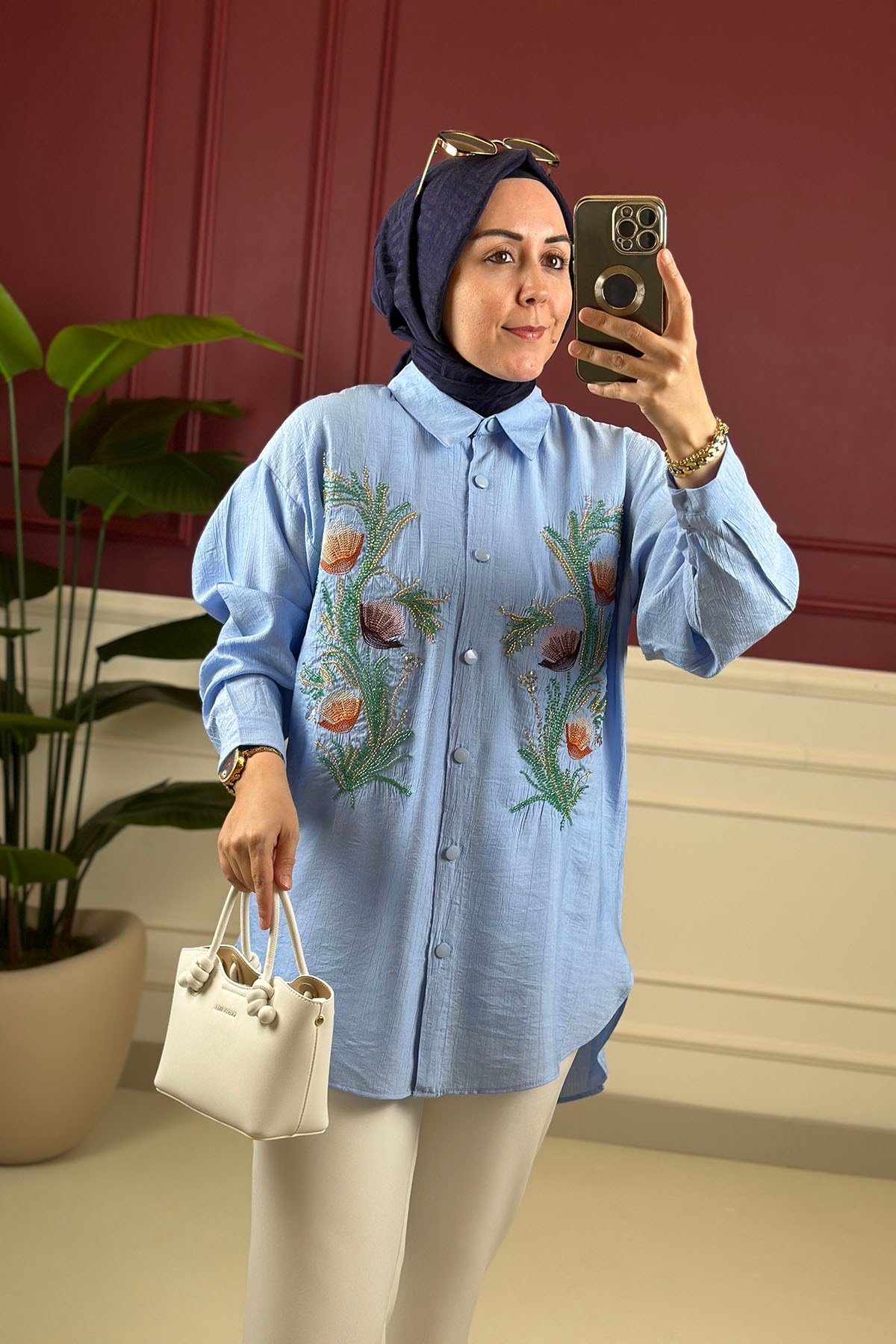 Tesettür Tunik ModelleriÖnü Nakış ve Boncuk İşlemeli Düğmeli Kadın Tunik Mavi GNR 257