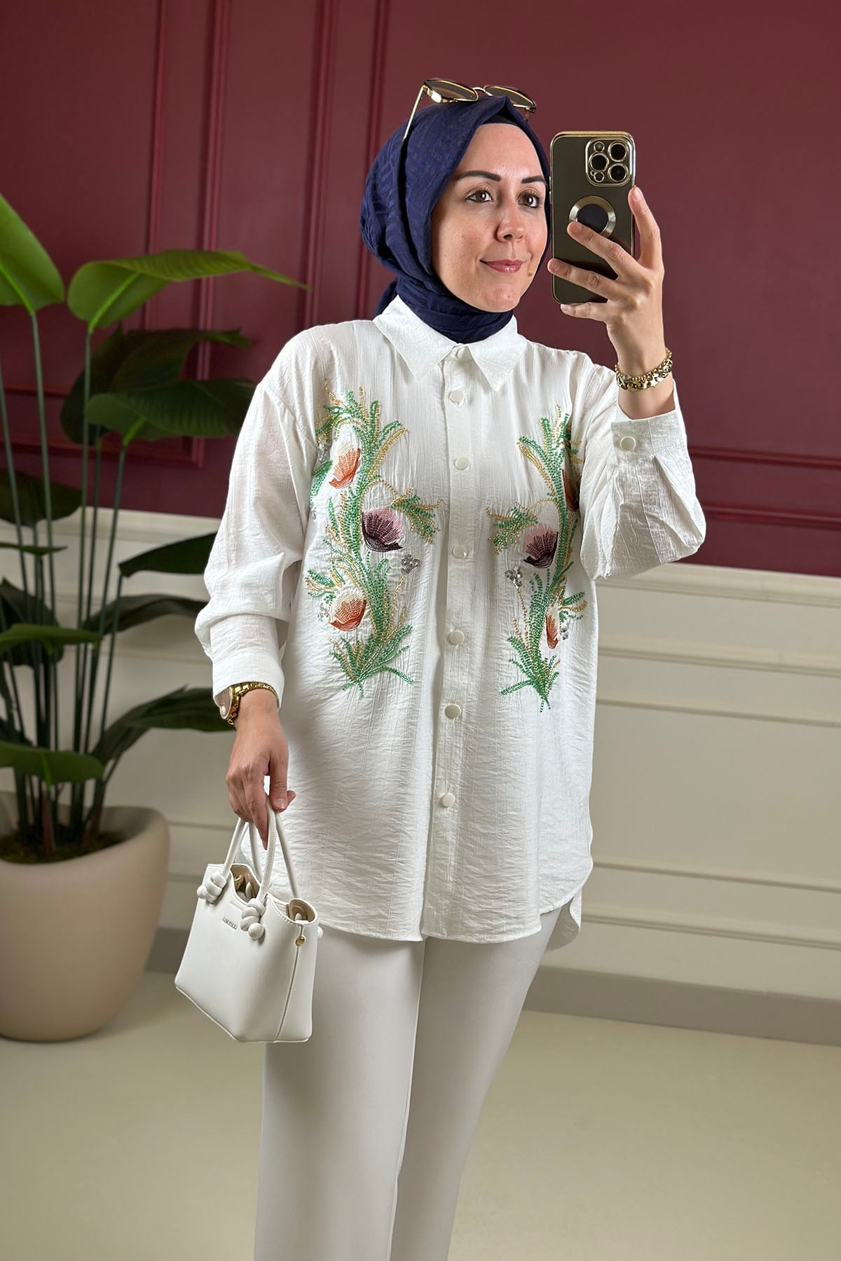 Tesettür Tunik ModelleriÖnü Nakış ve Boncuk İşlemeli Düğmeli Kadın Tunik Beyaz GNR 257