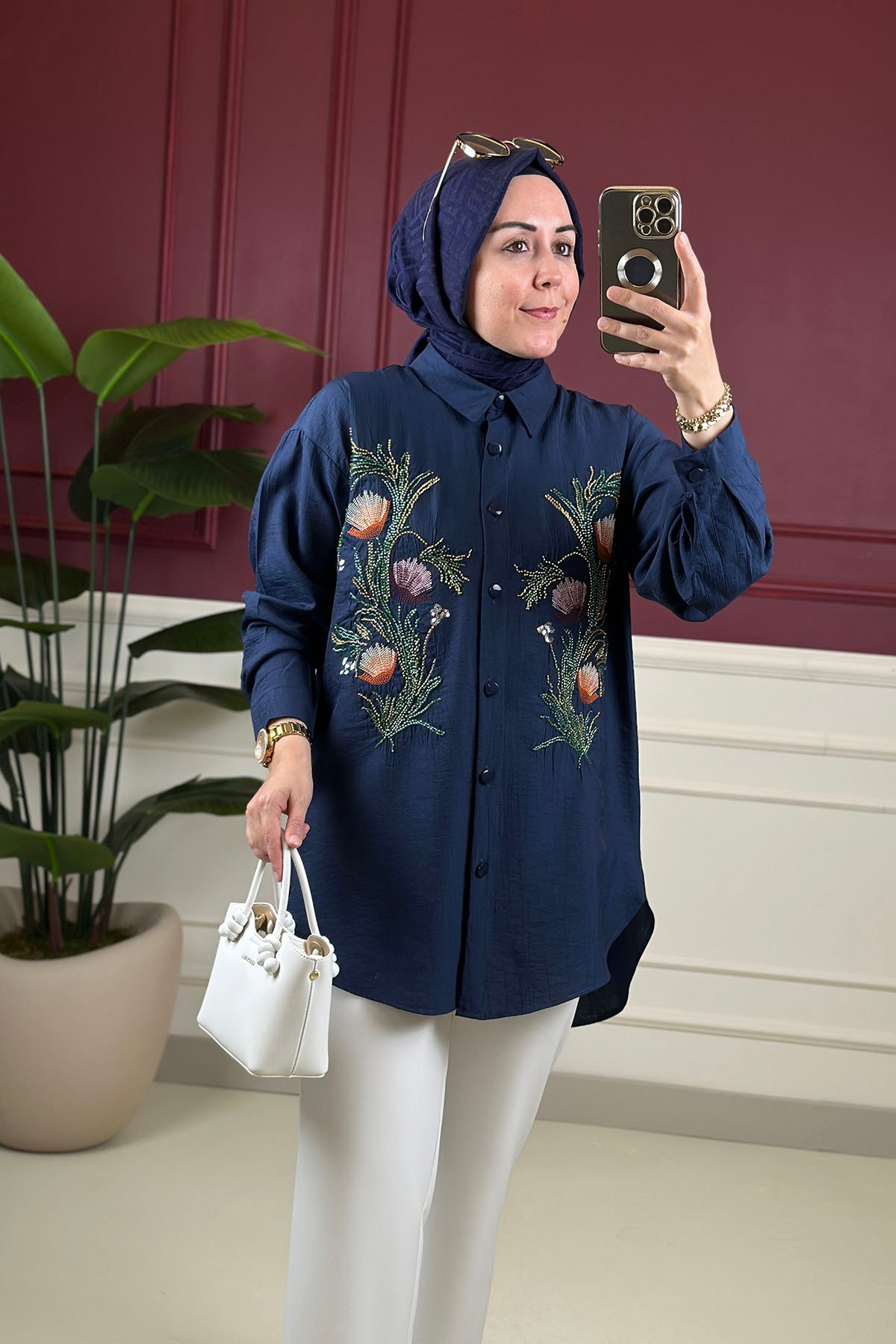 Tesettür Tunik ModelleriÖnü Nakış ve Boncuk İşlemeli Düğmeli Kadın Tunik Lacivert GNR 257