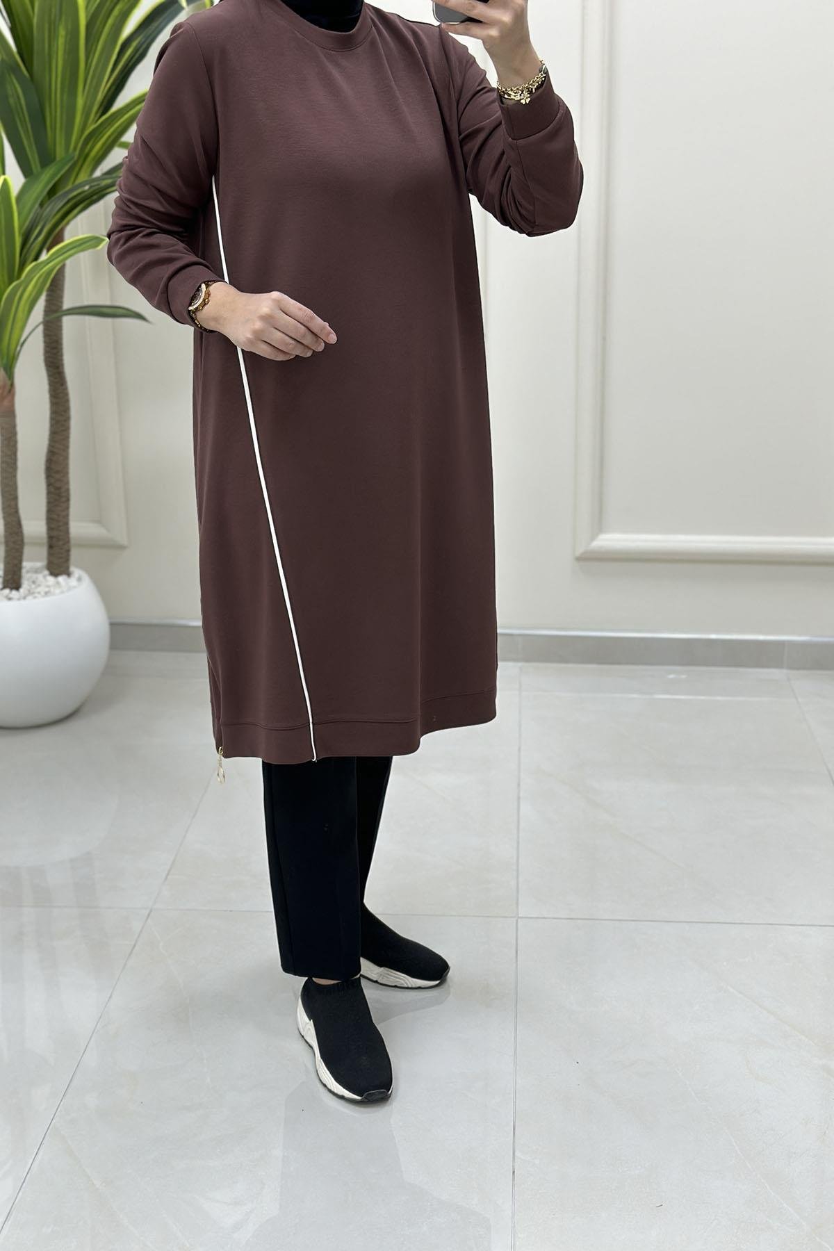 Tesettür Tunik ModelleriÖnü Şeritli Yan Fermuar Detaylı Kadın Tunik Kahverengi KADO 257536