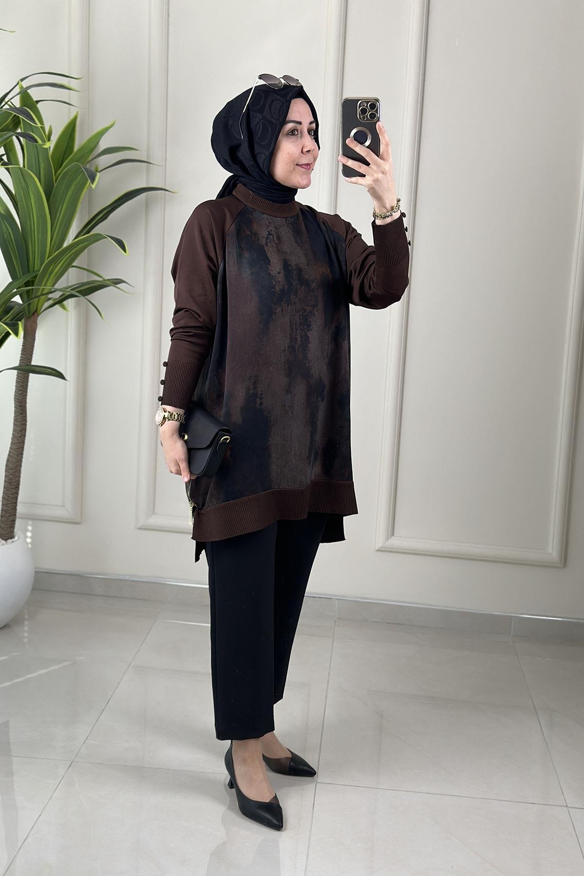 Tesettür Tunik ModelleriÖnü ve Arkası Qupra Reglan Kol Merserize Detaylı Fermuarlı Kadın Tunik Kahverengi KADO 2725149