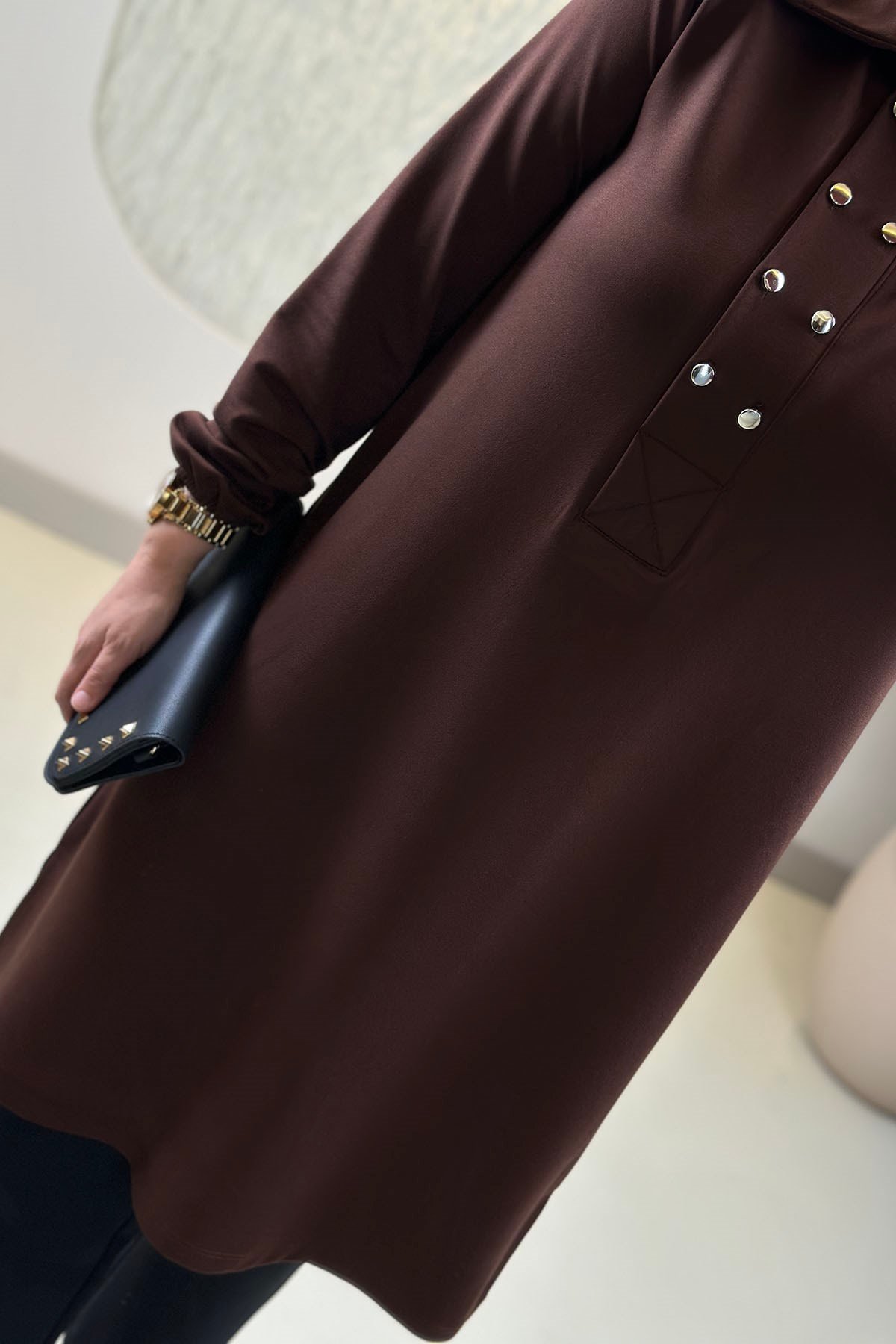 Tesettür Tunik ModelleriÖnü Yarım Çift Düğmeli Yakalı Kolu Büzgülü Kadın Tunik Kahverengi KADO 268184