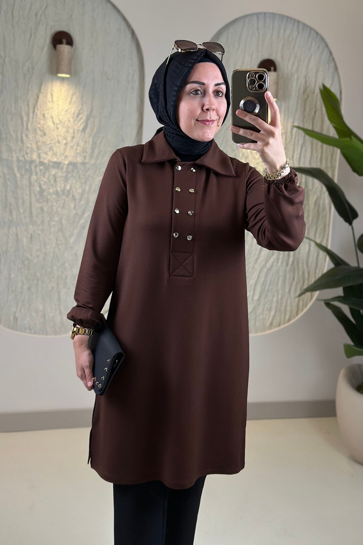 Tesettür Tunik ModelleriÖnü Yarım Çift Düğmeli Yakalı Kolu Büzgülü Kadın Tunik Kahverengi KADO 268184
