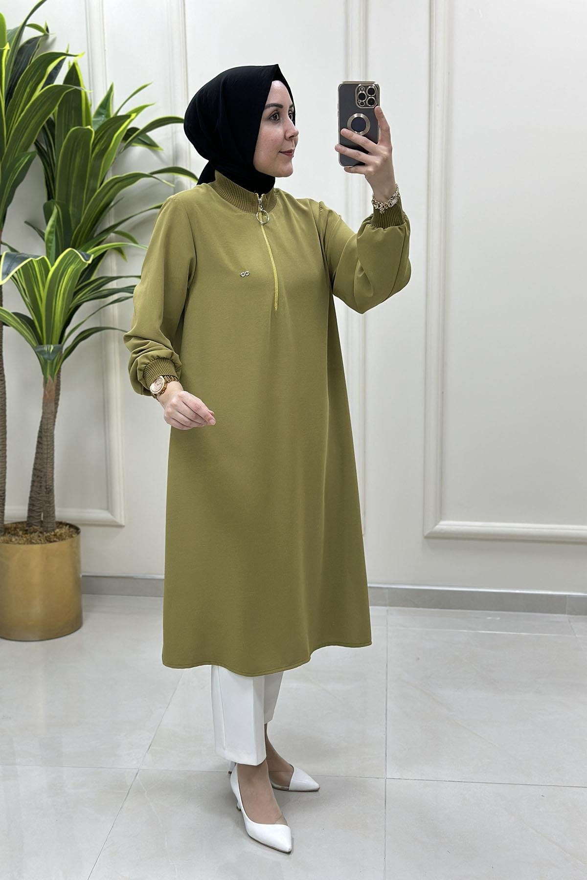 Tesettür Tunik ModelleriÖnü Yarım Fermuarlı Ribana Detaylı Kadın Tunik Yağ Yeşili KADO 251491