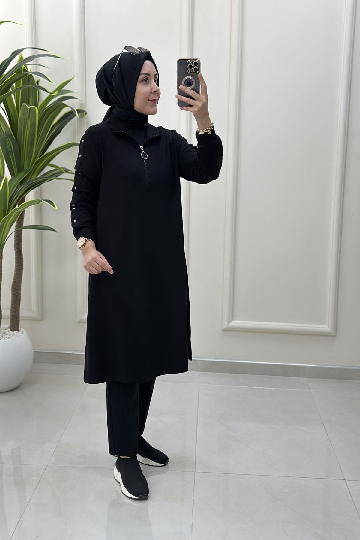 Tesettür Tunik ModelleriÖnü Yarım Fermuarlı Kol Zımba Detaylı Kadın Tunik Siyah KADO 257462