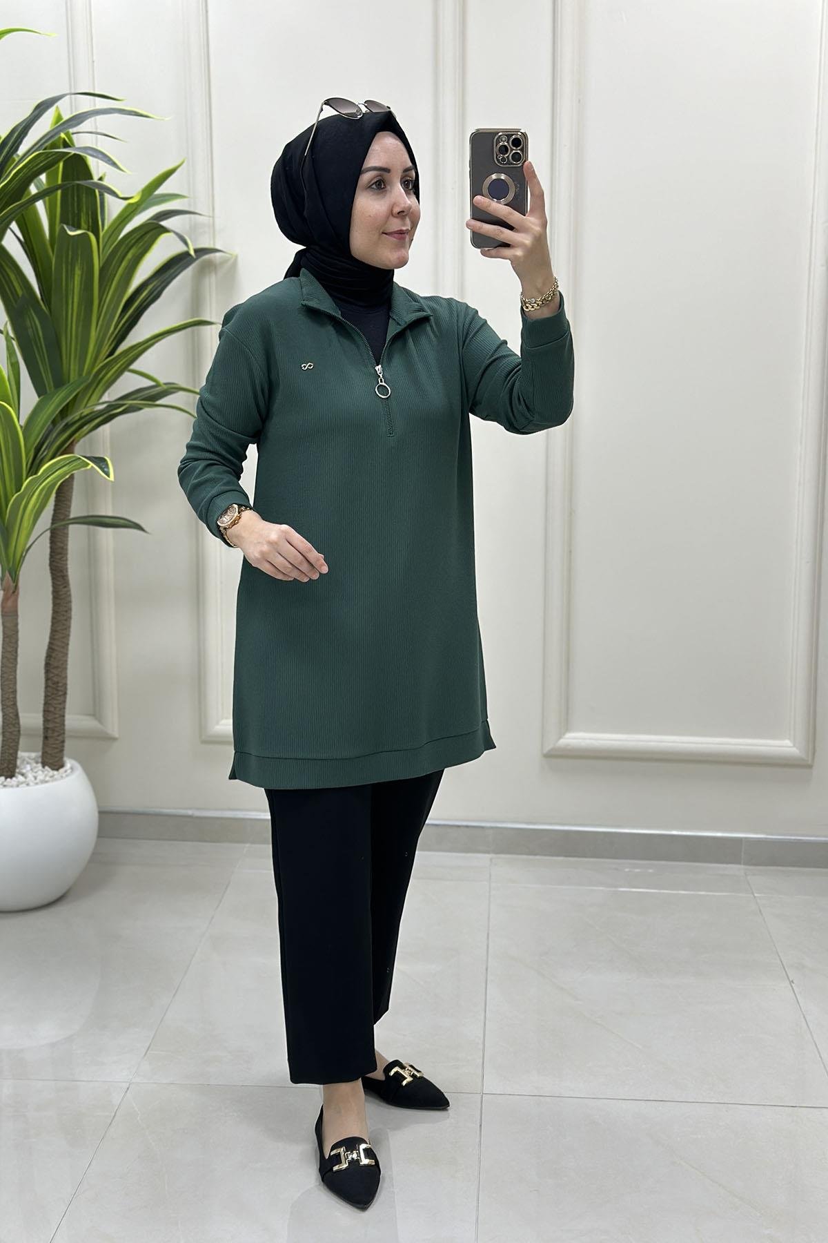 Tesettür Tunik ModelleriÖnü Yarım Fermuarlı Basic Örme Kadın Tunik Zümrüt Yeşili KADO 257094