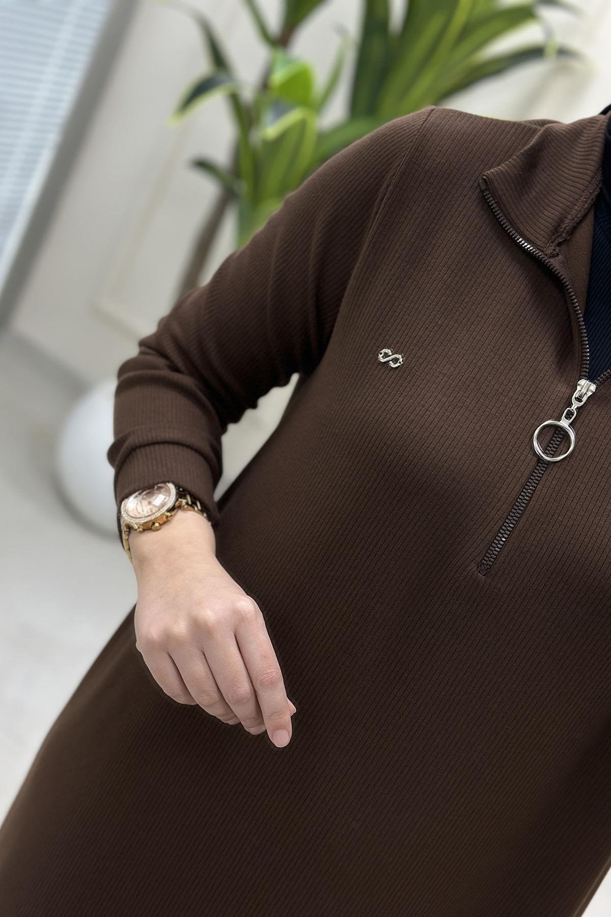 Tesettür Tunik ModelleriÖnü Yarım Fermuarlı Örme Kumaş Kadın Tunik Kahverengi KADO 257100